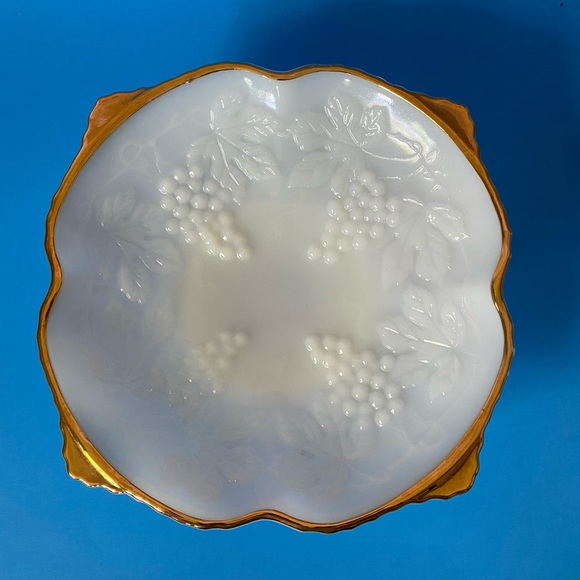 Vintage Milk Glass Anchor Hocking Pedestal Bowl - Picture 3 of 8